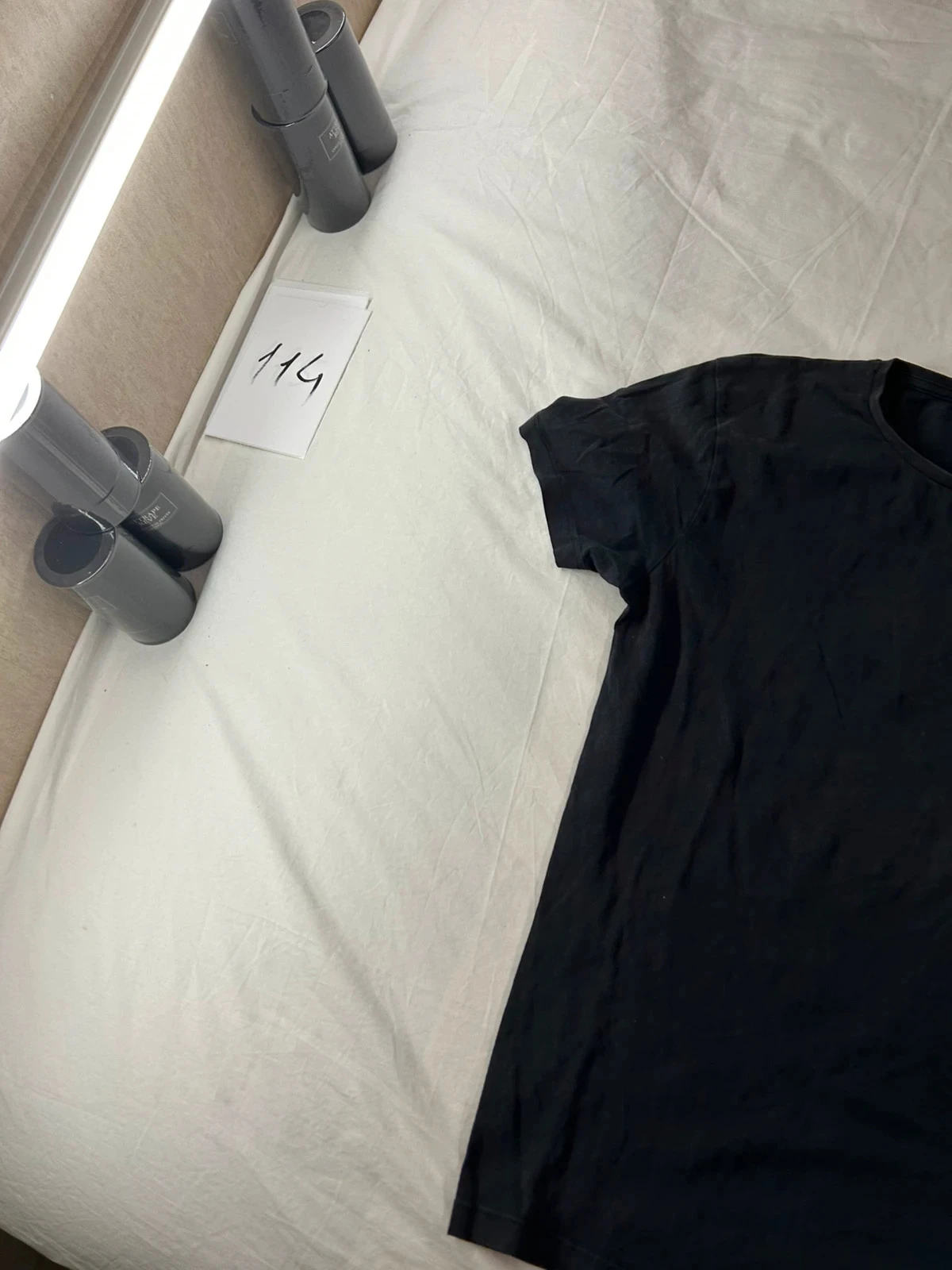 T-shirt preto com estampa vermelha vintage – photo 3